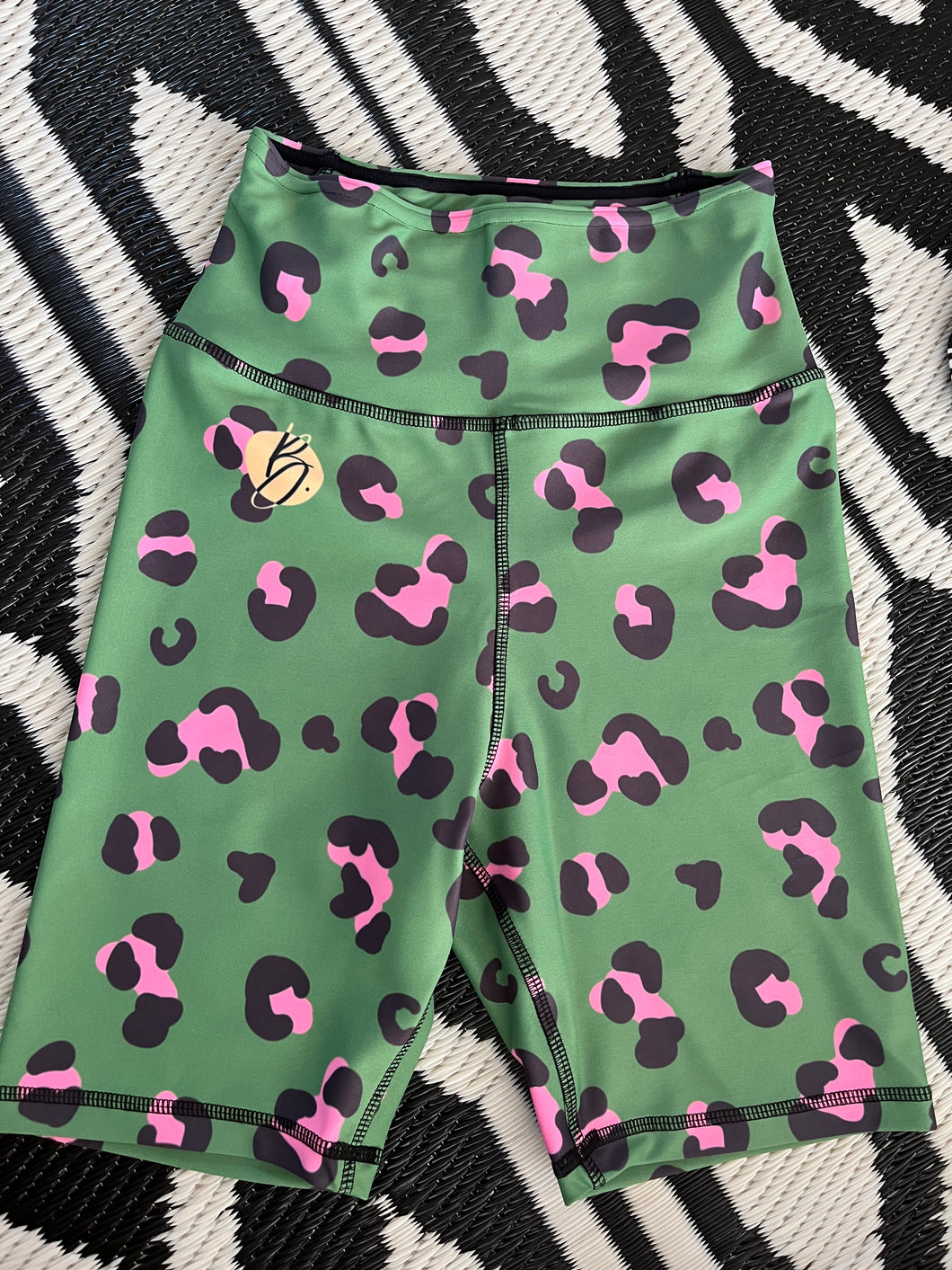 B.moved green and pink leopard short tights